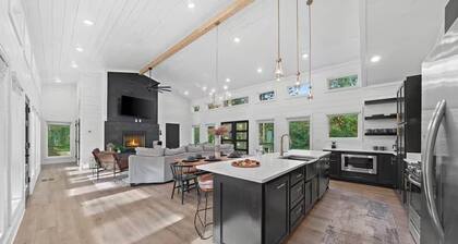 Lighted Pickleball+Basketball Court•Hot Tub•Huge Deck w/TVs•Luxury in Hochatown