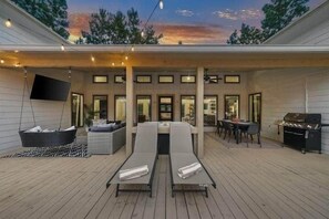 Outdoor dining - Pickleball Cabin Retreat + Hot Tub + Top Spot + Game On (McCurtain County)