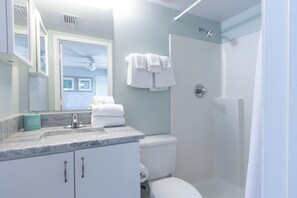 Douche, sèche-cheveux, serviettes fournies, savon