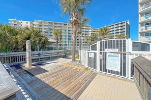Terrace/patio - Tradewinds #1108 - Beachfront 1BR + Bunks, Gulf View, Indoor/Outdoor Pool (Orange Beach)