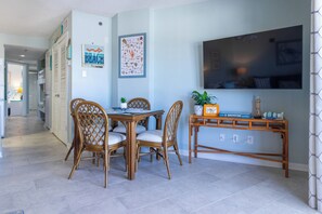 Dining - Tradewinds #1108 - Beachfront 1BR + Bunks, Gulf View, Indoor/Outdoor Pool (Orange Beach)