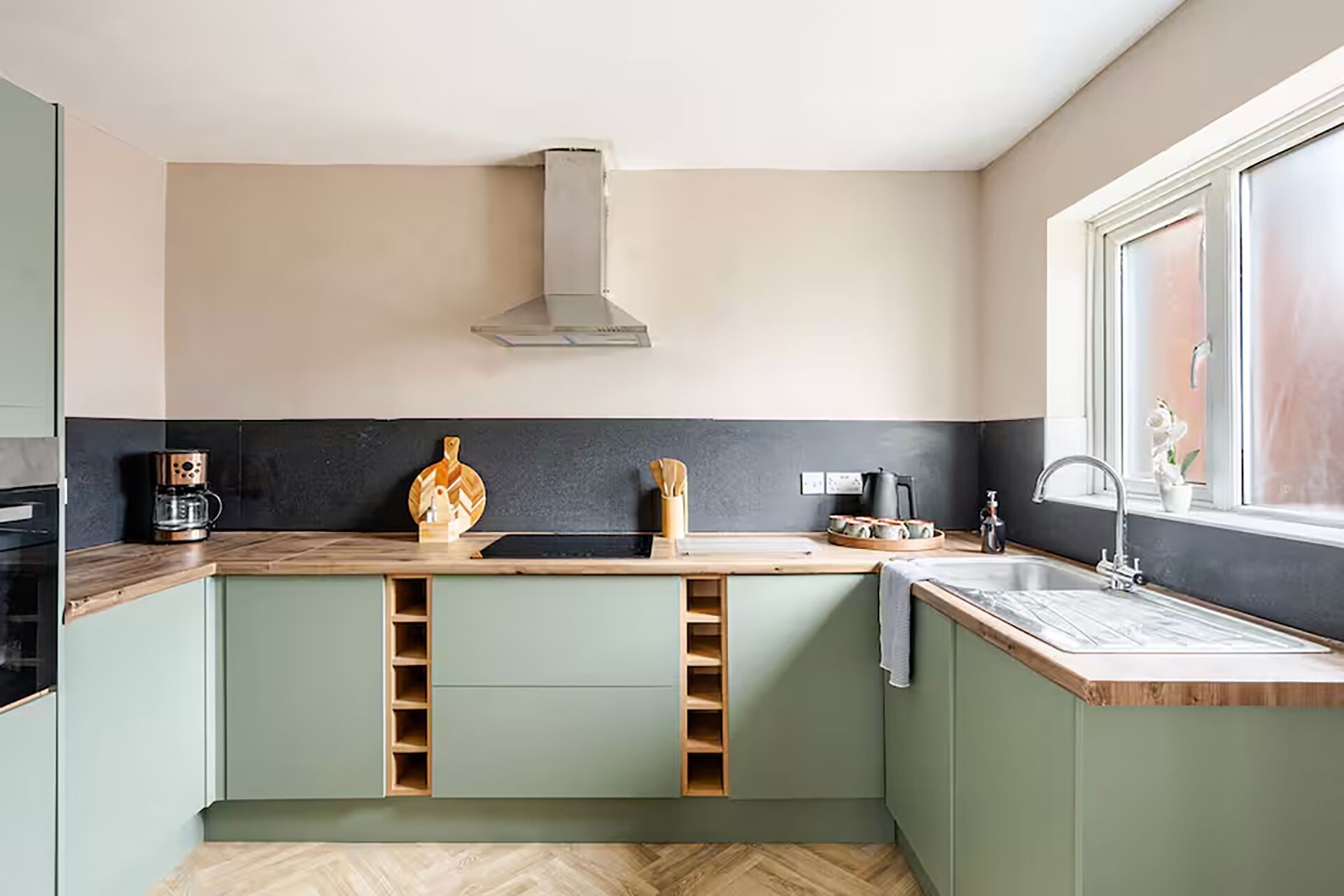 Coffee/tea maker, fridge, microwave, stovetop