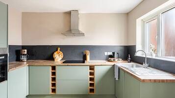 Coffee/tea maker, fridge, microwave, stovetop