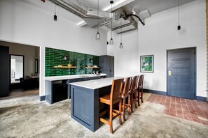 Suíte, vista para o rio | Cozinha privada