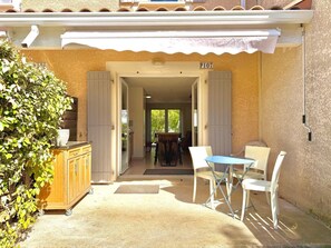 Outdoor dining - Chez Vous, Ailleurs | Pool & Terrace (Calvisson)