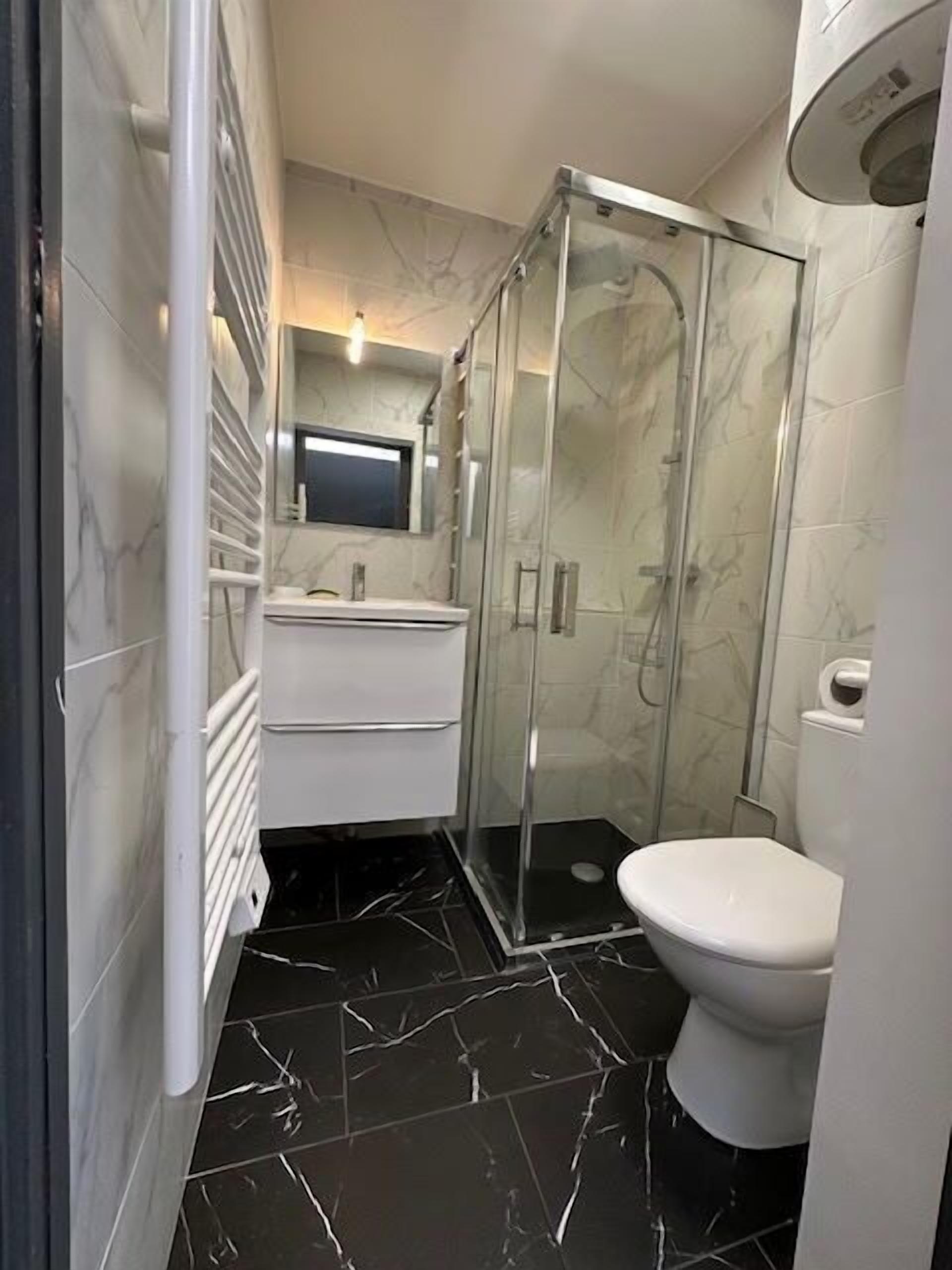 Een douche, een haardroger, handdoeken