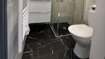 Een douche, een haardroger, handdoeken