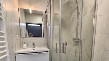Douche, sèche-cheveux, serviettes fournies