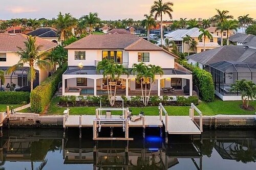 Beautiful 5-bedroom house with Pool and Hot Tub on the canals of Marco Island