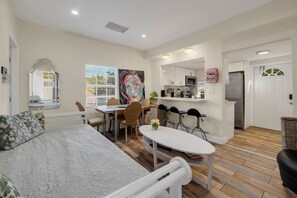 Room - Artistic Retreat with Free Parking (Miami)