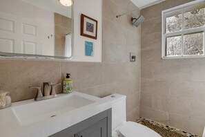 Bathroom - Artistic Retreat with Free Parking (Miami)