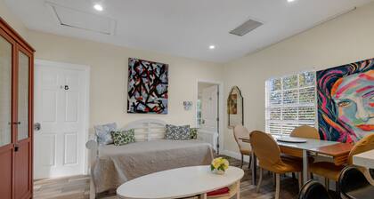 Artistic Retreat with Free Parking