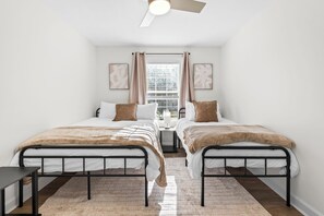 Iron/ironing board, Internet, bed sheets - Peaceful Modern Retreat - Heart of Cary (Cary)
