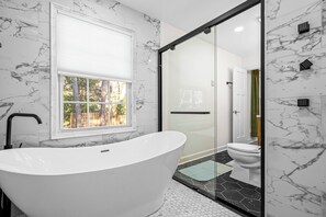 Hair dryer, towels, soap, toilet paper - Peaceful Modern Retreat - Heart of Cary (Cary)