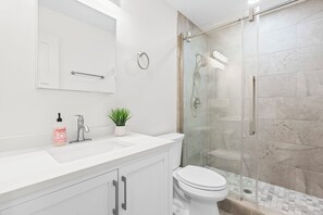 Hair dryer, towels, soap, toilet paper - Peaceful Modern Retreat - Heart of Cary (Cary)
