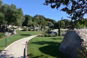 Property grounds - Apartment for 4/6, 72 m² Terrace with Private Spa, Pool (Porto-Vecchio)