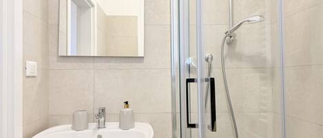 Shower, bidet, towels