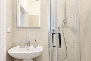 Doccia, bidet, asciugamani