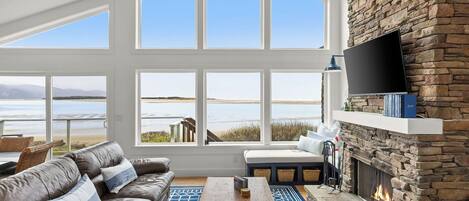 Smart-tv, een open haard en boeken