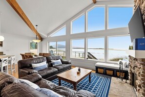Smart-TV, Kamin, Bücher