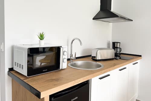 Apartamento, 1 habitación, vistas parciales al mar | Cocina privada | Frigorífico pequeño, microondas, placa de cocina y utensilios de cocina