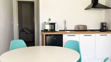 Apartment, 1 Bedroom, Partial Sea View | Dining