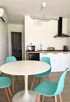 อพาร์ทเมนท์, 1 ห้องนอน, เห็นวิวทะเลบางส่วน | ร้านอาหาร