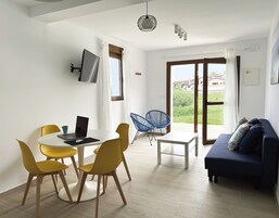 Apartamento, 1 quarto, vista parcial para o mar | Parte interna