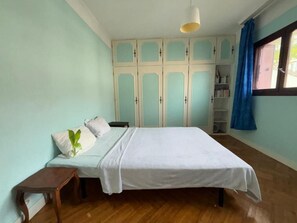 Escritorio, tabla de planchar con plancha, wifi gratis y ropa de cama 