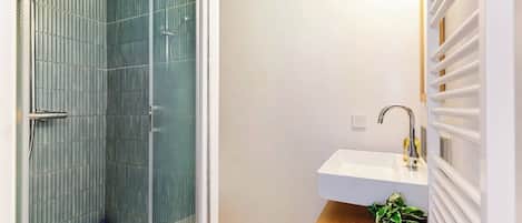 ヘアドライヤー、タオル、石鹸、トイレットペーパー