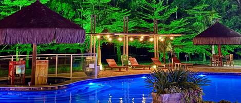 2 outdoor pools
