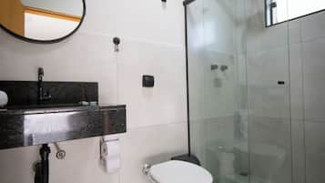 Habitación doble estándar | Baño | Regadera, secadora de cabello, toallas, jabón