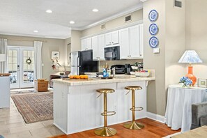 Private kitchen - Getaway on Gatewood-1K, 1Q, 2.5 bath, parking, 5 min to AU, I-85, Games (Auburn)