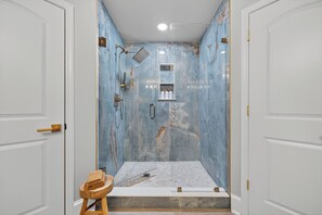 Shower, hair dryer, towels, soap - Sinclair Cottage, Sleeps 8, 4 Bedrooms, Amazing Views! (Milledgeville)