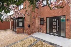 Exterior detail - Luxurious 3BDR 3BATH Hounslow by the Airport (Greater London)