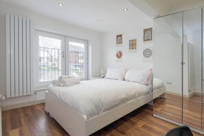 3 bedrooms, iron/ironing board, travel cot, Internet - Luxurious 3BDR 3BATH Hounslow by the Airport (Greater London)