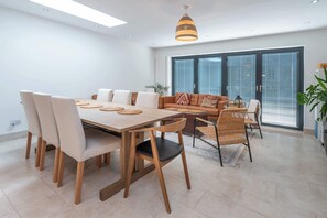 Interior - Luxurious 3BDR 3BATH Hounslow by the Airport (Greater London)