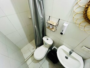 Economy Double Room | Bathroom - Hotel El Progreso (Armenia)