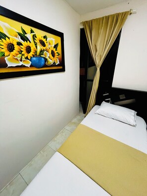 Economy Single Room | Free WiFi, bed sheets - Hotel El Progreso (Armenia)