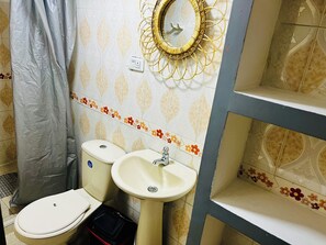 Standard Twin Room | Bathroom | Shower, towels, soap, shampoo - Hotel El Progreso (Armenia)