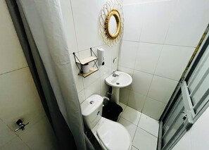 Economy Single Room | Bathroom | Shower, towels, soap, shampoo - Hotel El Progreso (Armenia)