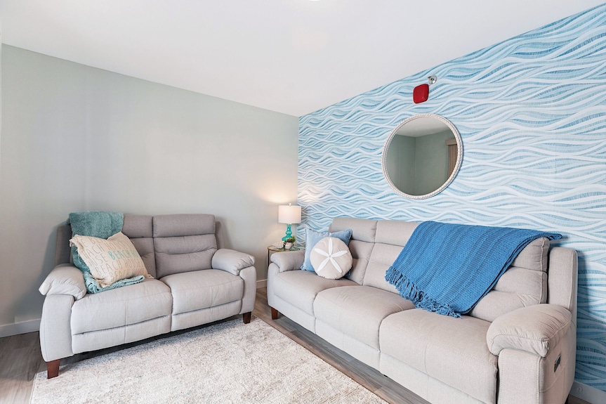Twin View: 1 Br, Living Room, Ocean & Marsh Views, Beach Chairs, 1 Parking Spot - Hampton Beach, NH