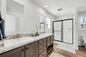 Shower, hair dryer, towels, shampoo - Steps to Lake Michigan | Hot Tub + Fire Pit | Near Cave Point (Sturgeon Bay)