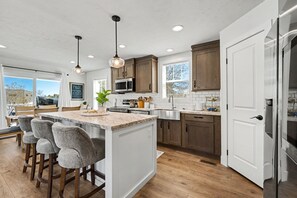 Fridge, microwave, oven, stovetop - Steps to Lake Michigan | Hot Tub + Fire Pit | Near Cave Point (Sturgeon Bay)
