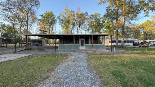 2-bedroom cabin in charming Jonesville with cool AC