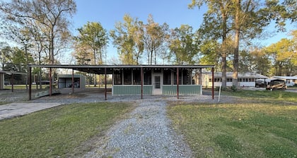 2-bedroom cabin in charming Jonesville with cool AC