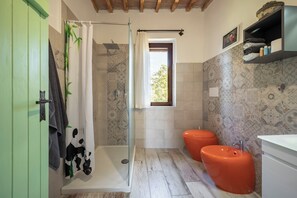 Shower, bidet - Countryside with sea view (Follonica)