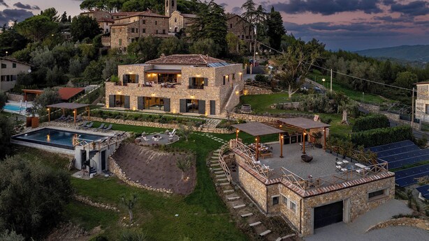 A stone villa with a pool, outdoor seating, and solar panels. - I Tramonti 10+2, Emma Villas (Montegabbione)