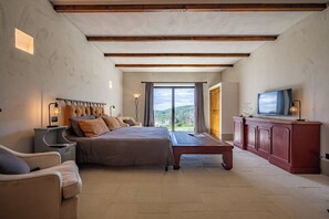 5 bedrooms, iron/ironing board, free WiFi, bed sheets - I Tramonti 10+2, Emma Villas (Montegabbione)
