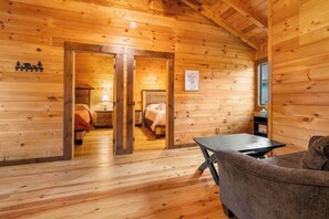 5 bedrooms, desk, WiFi, bed sheets - Luxury, Chalet with Private Suite, Secluded, and HotTub (Cosby)